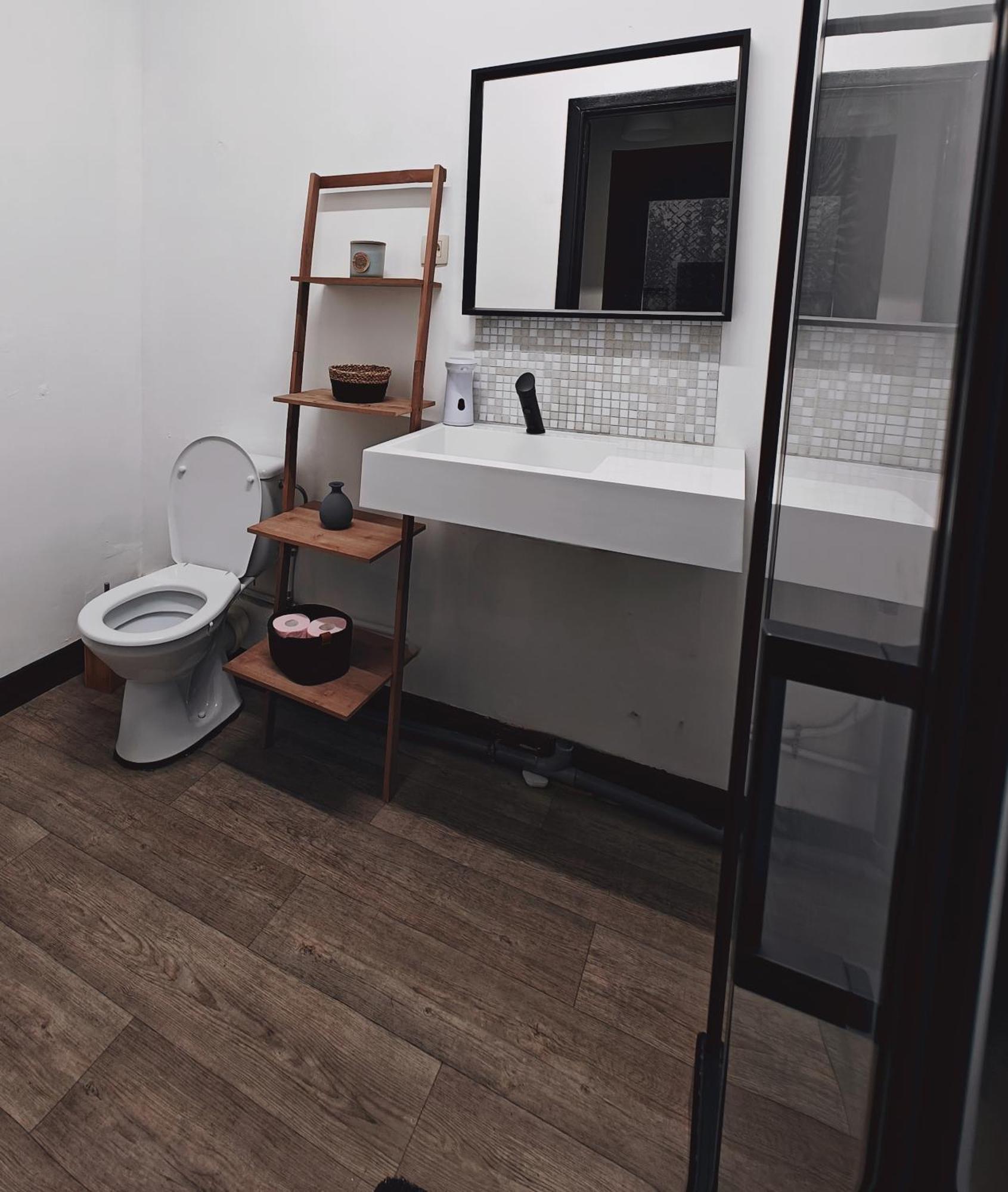 Private Room In Center Of ชาร์เลอรัว ภายนอก รูปภาพ