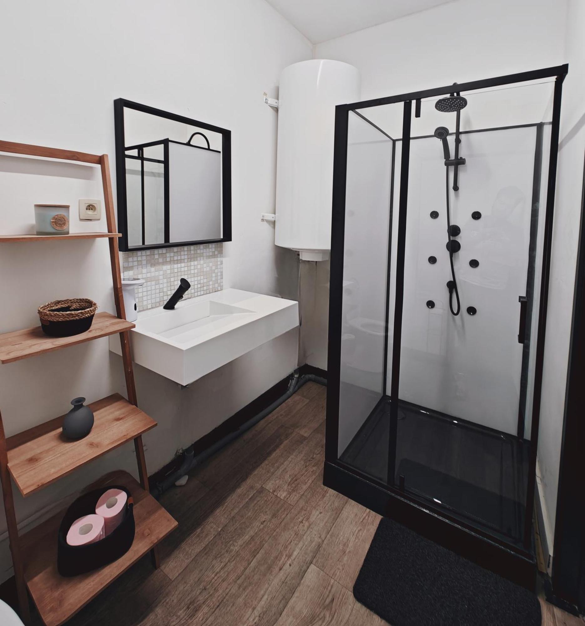 Private Room In Center Of ชาร์เลอรัว ภายนอก รูปภาพ
